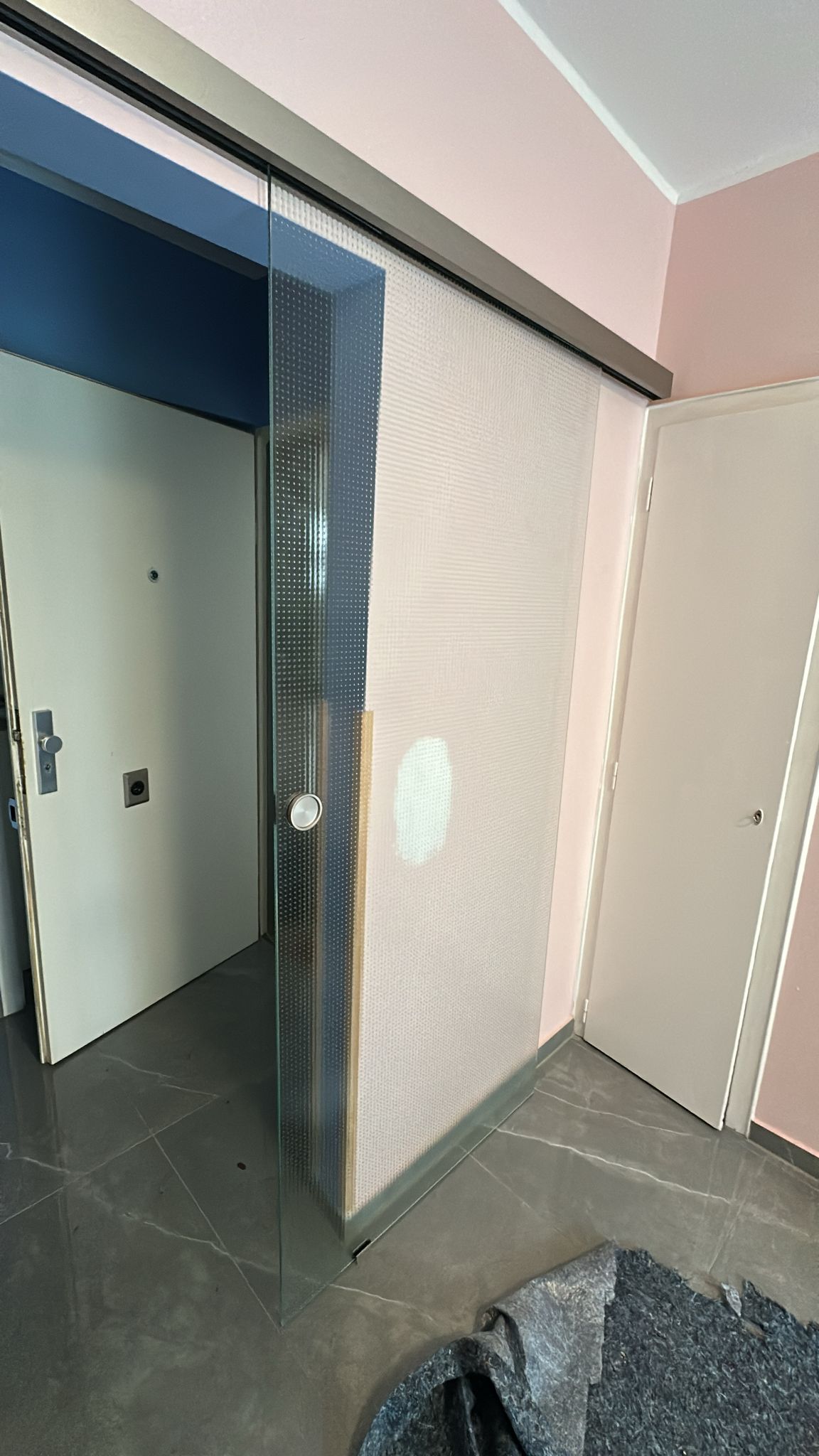 Glastür im Eingangsbereich
