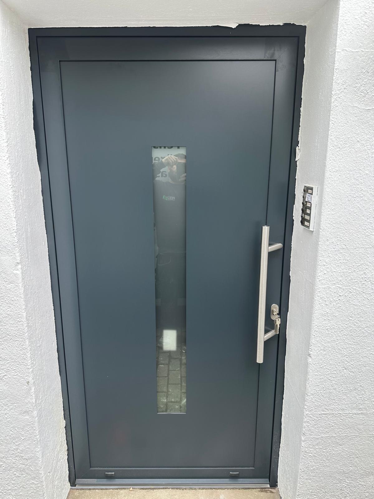 Moderne dunkle Haustür
