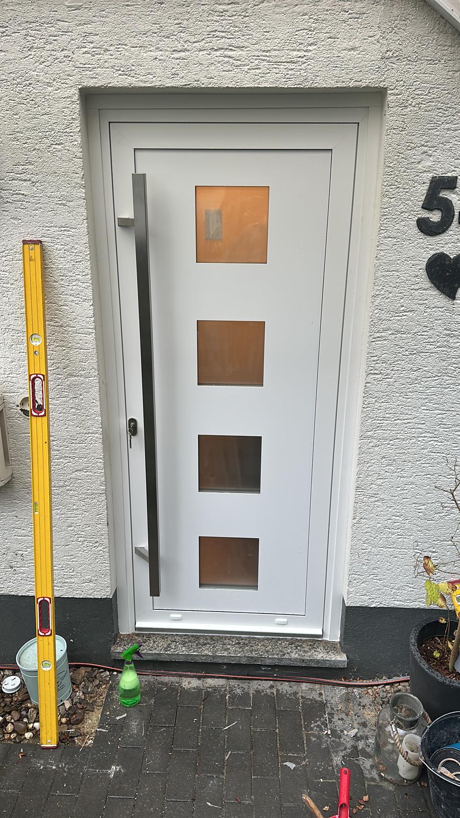 Weiße Haustür am Hauseingang