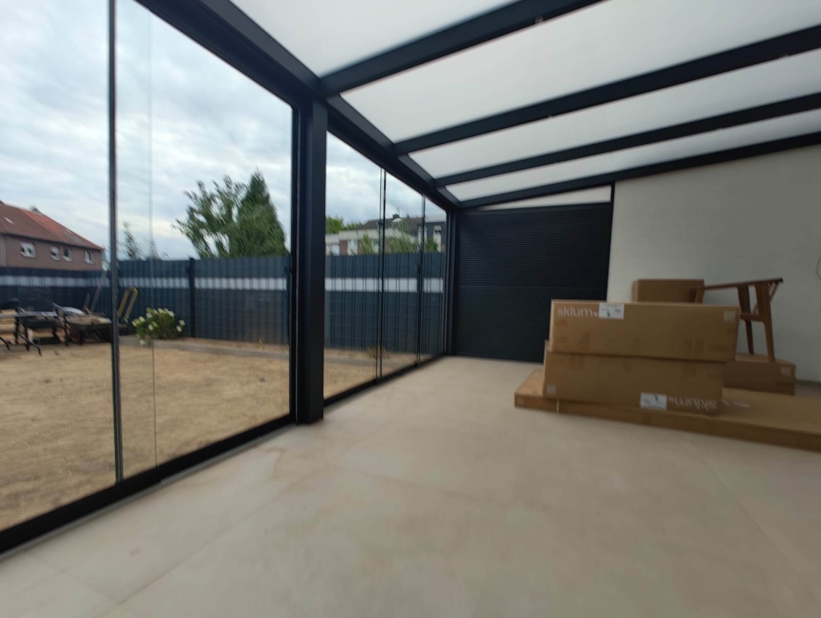Terrassenbereich mit Sonnenschutz