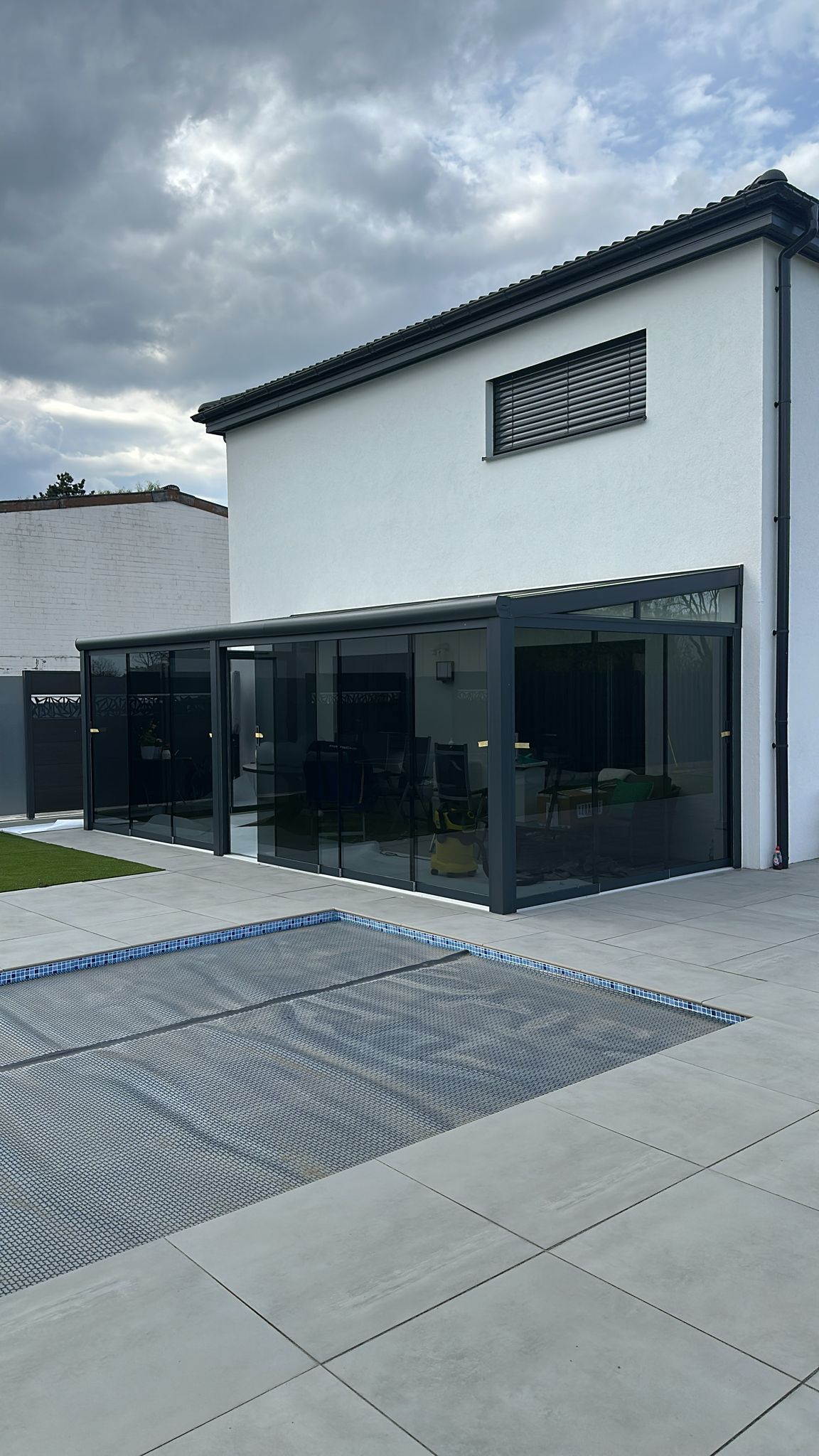 Moderne Terrassenüberdachung am Haus