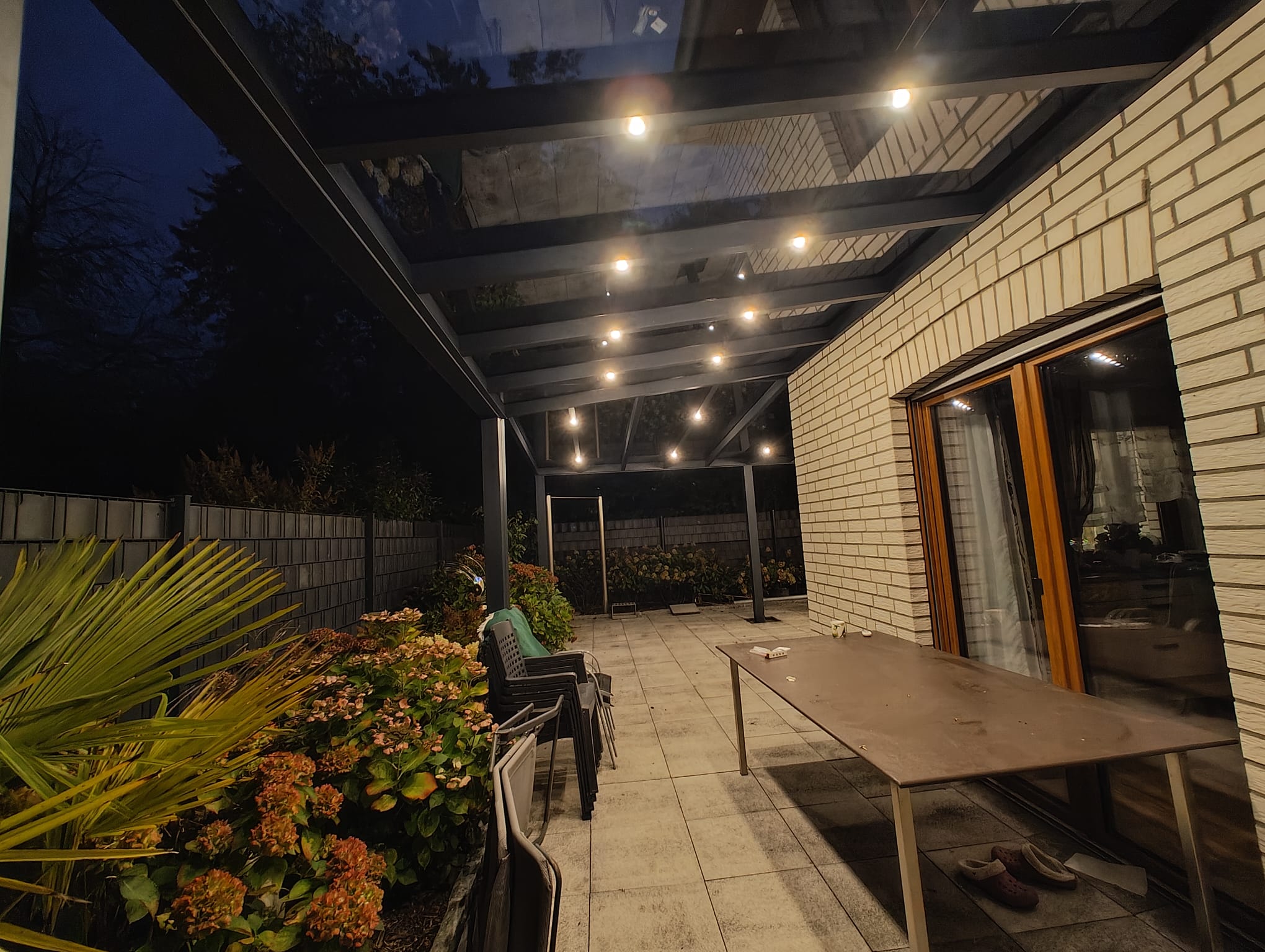 Terrassenüberdachung am Abend mit Beleuchtung